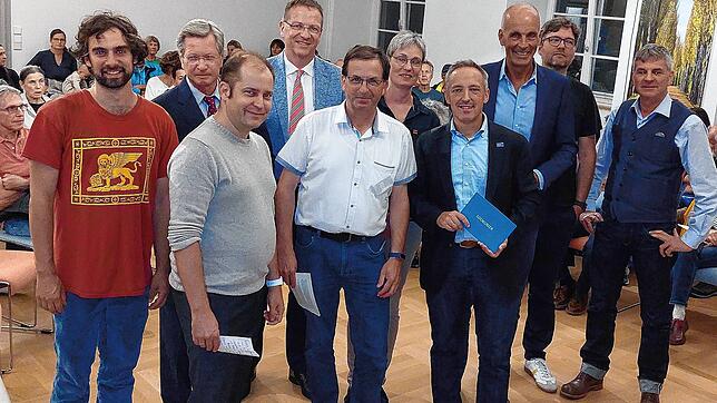 Bei der Diskussion zur künftigen Entwicklung der Gemeinde Reichenau im Rathaus engagierten sich (von links): Manuel Oestringer, Johann ...