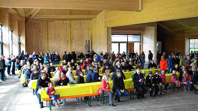 Zum Richtfest fanden viele Neugierige und Interessierte den Weg nach Geißlingen, um erstmals den Rohbau der Mehrzweckhalle Geißlingen zu ...