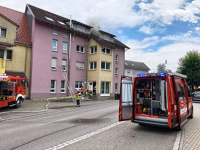 Aus dem Gebäude dringt Rauch. Mehrere Bewohner sind in ihren Wohnungen eingeschlossen.