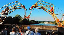 Brückenbauen auf der Rheinbrücke zur Eröffnung der Brückensensationen in beiden Rheinfelden: Cirque on Edge hat gleich eine mehrfache ...