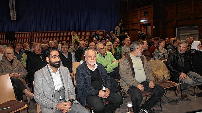 Zahlreiche Besucher fanden sich in der Schmitzinger Halle ein, als von den Vertretern des Vereins Al-Rahma die Pläne für die Einrichtung ...