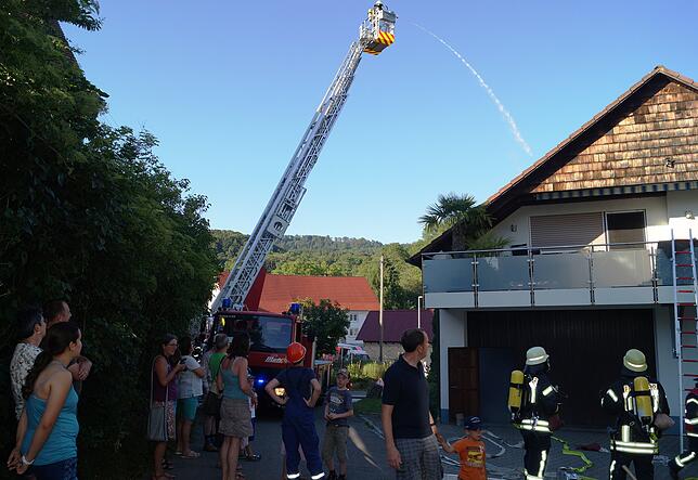 Zahlreiche Zaungäste verfolgen die Jahreshauptübung der Frickinger Wehr.