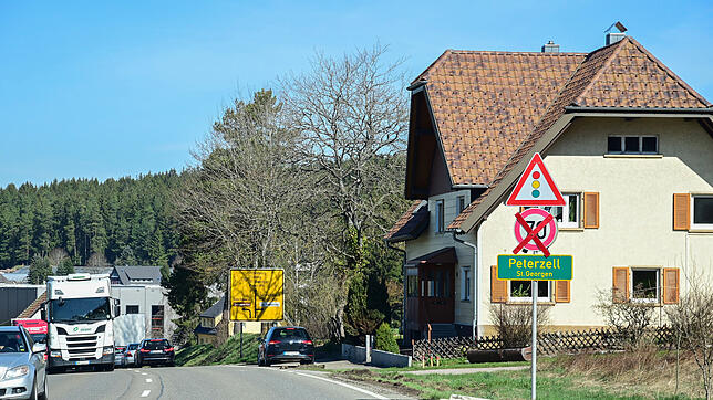 Die Sanierung der Bundesstraße beginnt heute. Auf zwei Abschnitten regeln Ampeln den Verkehr.