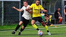 Alexander Gaupp (links) vom SV Deggenhausertal traf zum 1:0 und Endstand gegen den Türk. SV Konstanz (Alessio Güleryüz).