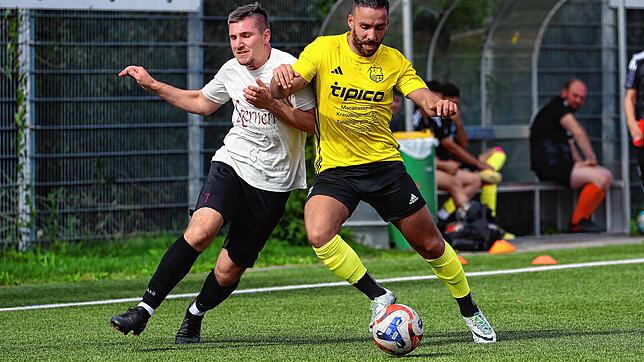 Alexander Gaupp (links) vom SV Deggenhausertal traf zum 1:0 und Endstand gegen den Türk. SV Konstanz (Alessio Güleryüz).