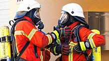 Symbolbild: HUbert GemmertVöllig für die Feuerwehr begeistert &ndash; ein Bewohner das St. Josefshauses, der selbst eine Ausbildung zum ...