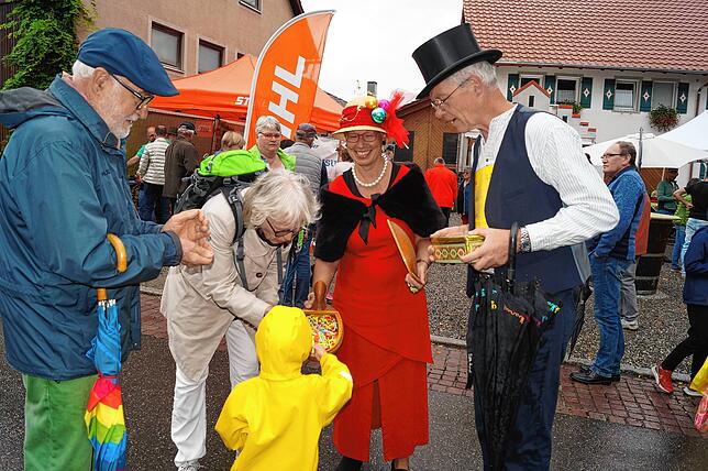 Wie beim 25. Herbstmarkt wollen Regina Grundler und Marcel Pfaff wieder viele Lose an die Marktbesucher verkaufen.