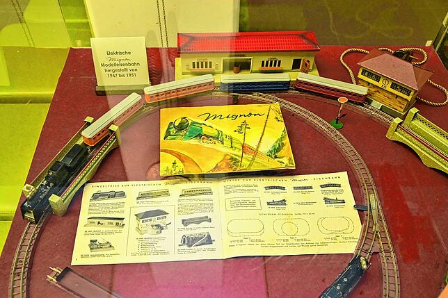 Diese Spielzeugeisenbahn aus Kunststoff hat die Firma Staiger früher hergestellt. Heute sind die noch exisiterenden Exemplare begehrte ...
