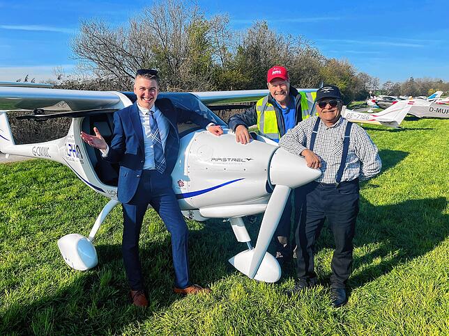 Nathanael Wood, Stephan Hestermann und Deepak Mahajan (von links) stehen gemeinsam vor dem Flugzeug der Briten. Seit 20 Jahren fliegt ...
