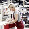 Die Binder-Mitarbeiterin Monika Leiber begutachtet einen Simulationsschrank im typisch weiß-roten Design. Die Schränke werden in der ...
