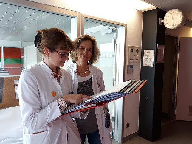 Lagebesprechung vor der Visite: Monika Käppeler und ihre Kollegin Sabine-Müller Rafik. Als die Jungs von Käppeler noch klein waren, ...