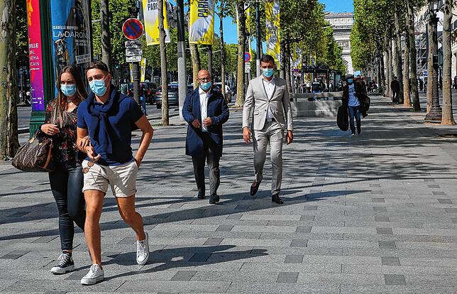 Passantenauf der Champs-Elysees.