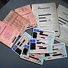Eine Auswahl an entwerteten Führerscheinen. Zuoberst liegt ein Kartenführschein mit dem Enddatum der Gültigkeit (Position 4b).