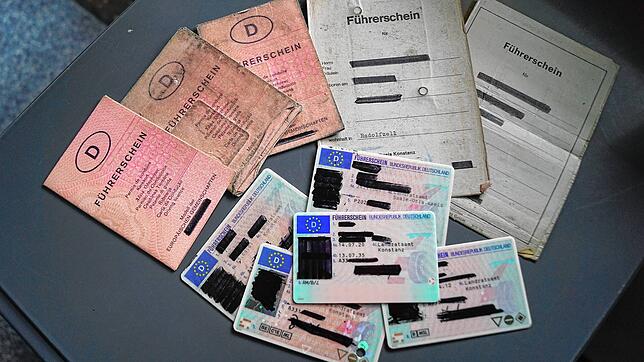 Eine Auswahl an entwerteten Führerscheinen. Zuoberst liegt ein Kartenführschein mit dem Enddatum der Gültigkeit (Position 4b).