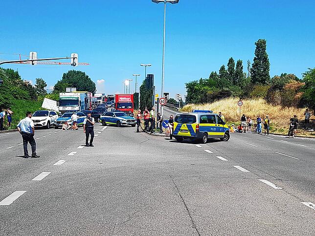 Die Polizei erreicht nach wenigen Minuten die Szenerie.