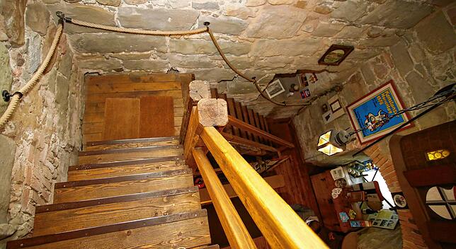 (Archivbild) Steile Treppen sind ein Markenzeichen des Pulverturms. Dass es da ein Rettungsweg-Thema gibt, überrascht auch die Narren ...
