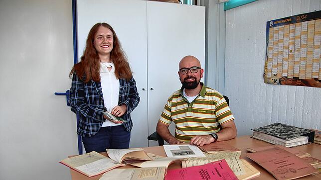 Elena Williams und Dominik Rimmele vom Stockacher Stadtarchiv haben viele Akten gewälzt, um einen Einblick in die historischen ...