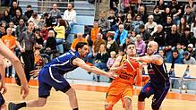 Paul Isbetcherian (am Ball) und die Forest Panthers Schwenningen peilen die Playoff-Plätze in der Regionalliga an. Bild: Müller