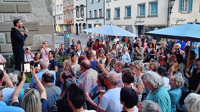 Mark Keller verlegt die Präsentation seines neuen Albums angesichts der vielen Fans, die nach Überlingen gekommen waren, kurzerhand auf ...