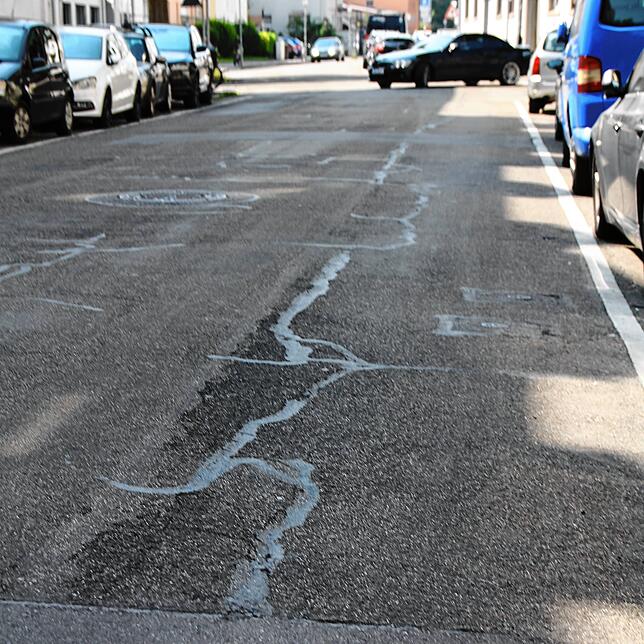 Die Gartenstraße zwischen Zasiusstube und Löhrystraße ist einige Male geflickt.