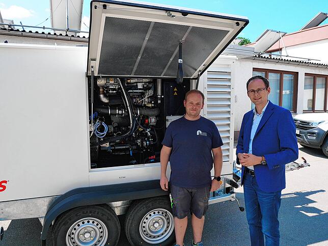 Wassermeister Martin Bausch (links) und Bürgermeister Bächle präsentieren das 2024 angeschaffte 100-KVA-Notstromaggregat des ...