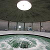Mit einer Temperatur von 4 bis 5 Grad Celsius sprudelt das Bodenseewasser auf dem Sipplinger Berg aus dem Quelltopf der ...