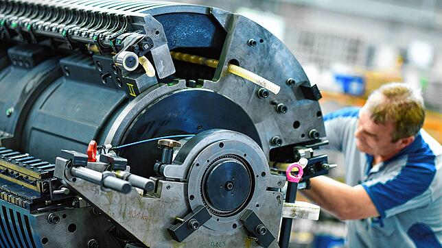 Ein Mitarbeiter vermisst im Werk der Heidelberger Druckmaschinen AG die Speichertrommel einer Großformat-Druckmaschine.