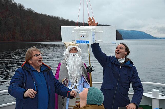 Der Moment des Loslassens (von links): Aktionskünstler Achim Mende, der Nikolaus, Glückskind Wilken und Veranstaltungstechniker Heiko ...