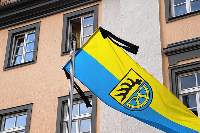 Mit Trauerflor: Die Stadtfahne vor dem Rathaus in Tuttlingen.