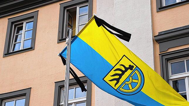 Mit Trauerflor: Die Stadtfahne vor dem Rathaus in Tuttlingen.