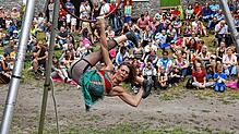 Beim bisher letzten Burgfest 2018 begeisterte das Duo Eya y Compania mit Humor halsbrecherischer Akrobatik Zuschauer jeden Alters auf ...