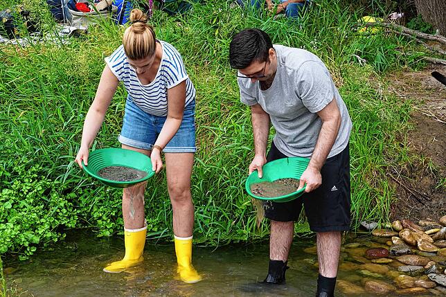 Kreisen, waschen, kreisen waschen &ndash; ob dieses Paar Goldflitter in der Pfanne findet?