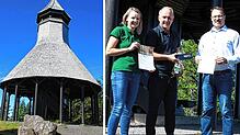 Übergabe der Urkunde von Bauwerk Schwarzwald am Hochkopfturm (von links): die Leiterin der Tourist-Info Todtmoos, Katharina Maier, der ...