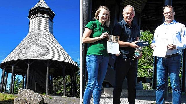 Übergabe der Urkunde von Bauwerk Schwarzwald am Hochkopfturm (von links): die Leiterin der Tourist-Info Todtmoos, Katharina Maier, der ...