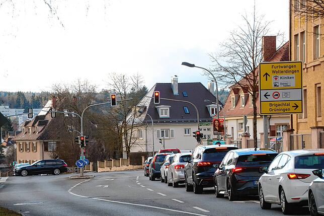 Der Verkehr auf dem Hindenburgring soll mit einer neuen Rechtsabbiegerspur in die Villinger Straße beschleunigt werden.