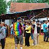 Nach dem Regen in der Nacht auf Samstag reagierten die Organisatoren blitzschnell und der Boden wurde mit Stroh und Fließ ausgelegt.
