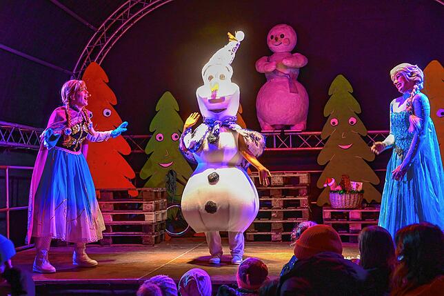 Für leuchtende Kinderaugen sorgt der märchenhafte Besuch im Wunderland: Eiskönigin Elsa, ihrer Schwester Anna und Schneemann Olaf ...