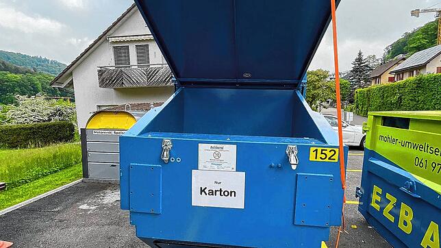 In dieser Kartonpresse in Diepflingen im Kanton Basel-Landschaft wollte jemand eine lebende Katze &ndash; eingesperrt in einer Schachtel ...