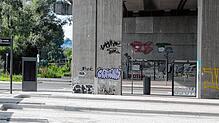 (Archivbild) Unter der neuen Rheinbrücke verlaufen neben der Straße auch Rad- und Fußwege. Zudem befindet sich hier eine Bushaltestelle, ...