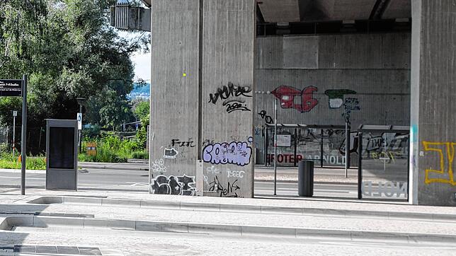 (Archivbild) Unter der neuen Rheinbrücke verlaufen neben der Straße auch Rad- und Fußwege. Zudem befindet sich hier eine Bushaltestelle, ...