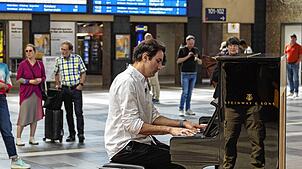 Im Hauptbahnhof in Karlsruhe spielt Straßenpianist Davide Martello bei „The Piano“.