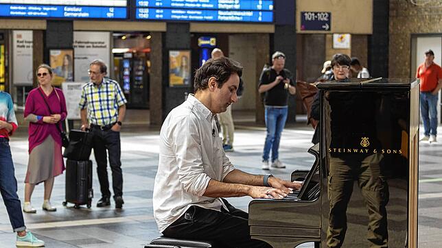 Im Hauptbahnhof in Karlsruhe spielt Straßenpianist Davide Martello bei „The Piano“.