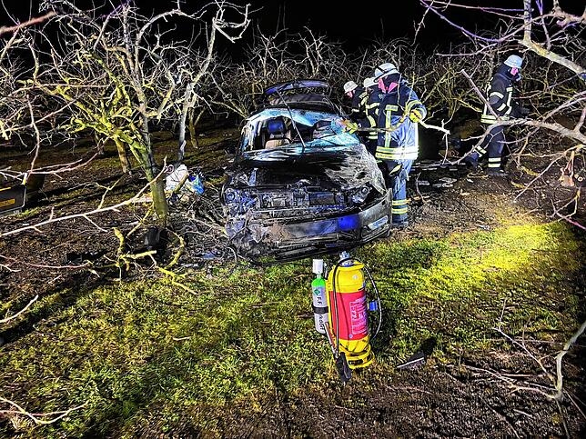 Die Aufgaben der Feuerwehr waren das Ausleuchten der Unfallstelle, das Abklemmen der Batterie und das Sicherstellen des Brandschutzes.