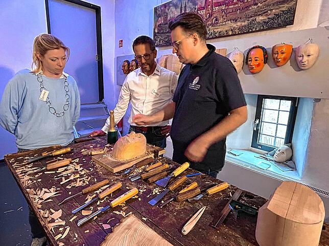 Schemenschitzer Oliver Mauch erklärt Yvonne Schaumann und Sven Gienger die Herstellung einer Scheme für den Narro, die Altvillingerin ...