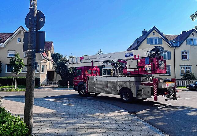 Enge Kurve: Ein Lastwagen biegt von der Pontarlier- in die Waldstraße ab. Bis 14. Juli soll die Umleitung Bestand haben.