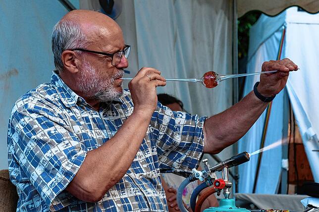 Kunsthandwerkermarkt: Zuschauen und kaufen, so wie bei den Fertigkeiten des Glasbläsers Detlef Greiner-Perth.