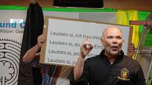 Laudatio si: Matthias Eschbach gab als Sänger auf der Narrenbühne alles – sehr zum Gefallen des Publikums. Bilder: Peter Schütz