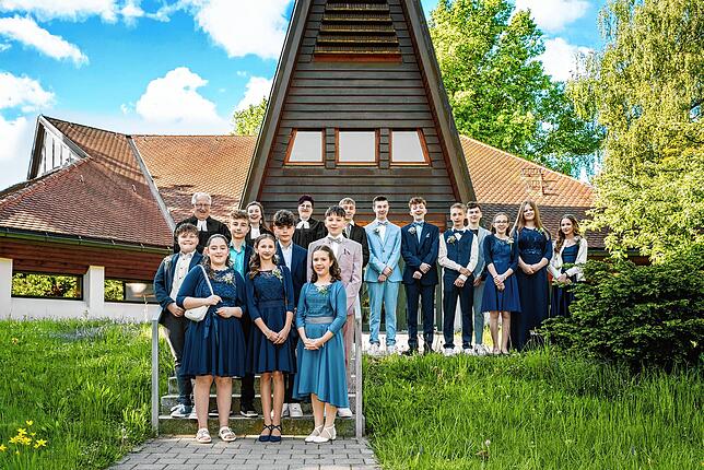 In der St. Cäcilia Kirche in Dauchingen wurden am 11. Mai konfirmiert: Aus Dauchingen: David Bessabawa, Mia Gmöhling, Noah Hirt, Juliane ...