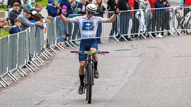 Klare Sache: Nick Winker aus Freiburg fuhr mit über zwei Minuten Vorsprung beim 20. Waldhaus Bikemarathon als Sieger über die Ziellinie.
