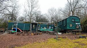 Der Kindergarten Apfelbäumchen besteht in der Hauptsache aus zwei Bauwagen. Die Kinder halten sich aber weitestgehend im Freien auf ...
